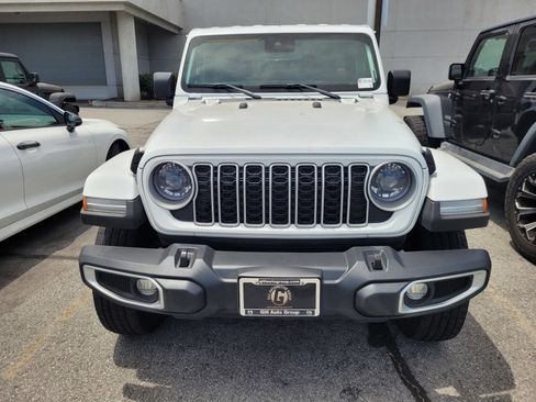 Used 2024 Jeep Wrangler Unlimited Sahara AWD/4WD image 2