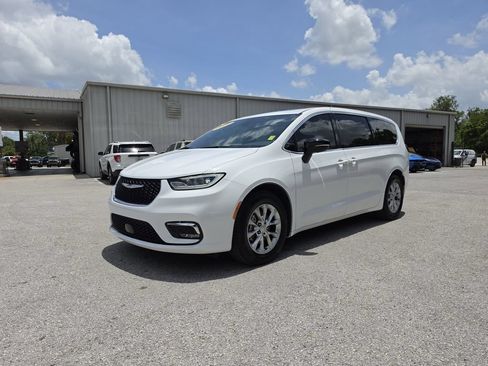 Certified 2026 Chrysler Pacifica Limited FWD image 2