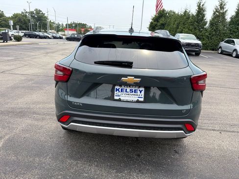 Used 2025 Chevrolet Trax LT w/ Driver Confidence Package FWD image 4