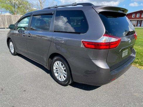 Used 2017 Toyota Sienna XLE image 3