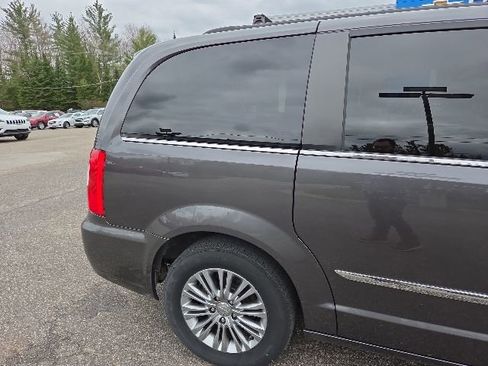 Used 2016 Chrysler Town & Country Touring-L FWD image 30