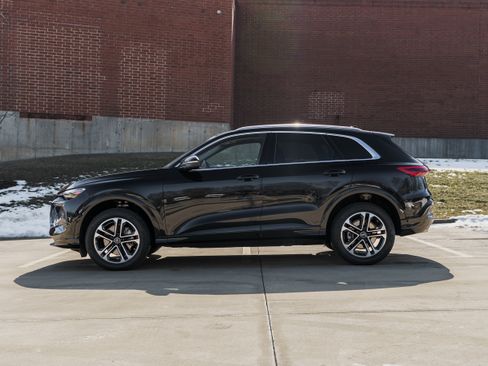 Certified 2025 Audi Q5 Premium w/ Convenience Package image 6