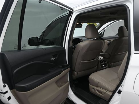 Used 2021 Honda Pilot Touring image 13