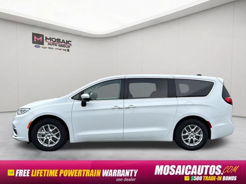 Used 2023 Chrysler Pacifica Touring-L FWD image 4