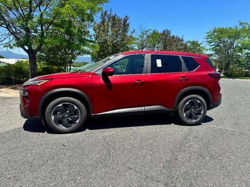Used 2025 Nissan Rogue SV AWD/4WD image 2