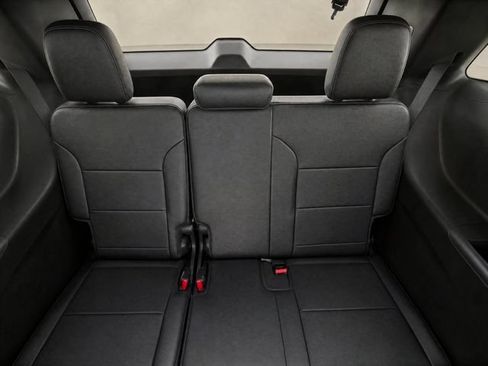 Used 2025 Chevrolet Traverse LT w/ Driver Confidence Package FWD image 11