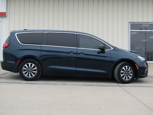 Used 2023 Chrysler Pacifica Touring-L image 2