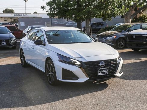 Used 2024 Nissan Altima 2.5 SR image 3