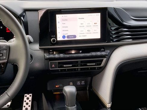 Used 2025 Toyota Camry SE image 6