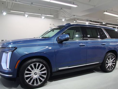 Used 2026 Cadillac Escalade Platinum Luxury AWD/4WD image 3