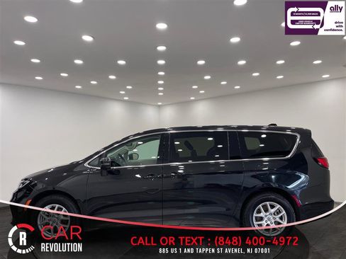Used 2023 Chrysler Pacifica Touring-L FWD image 4