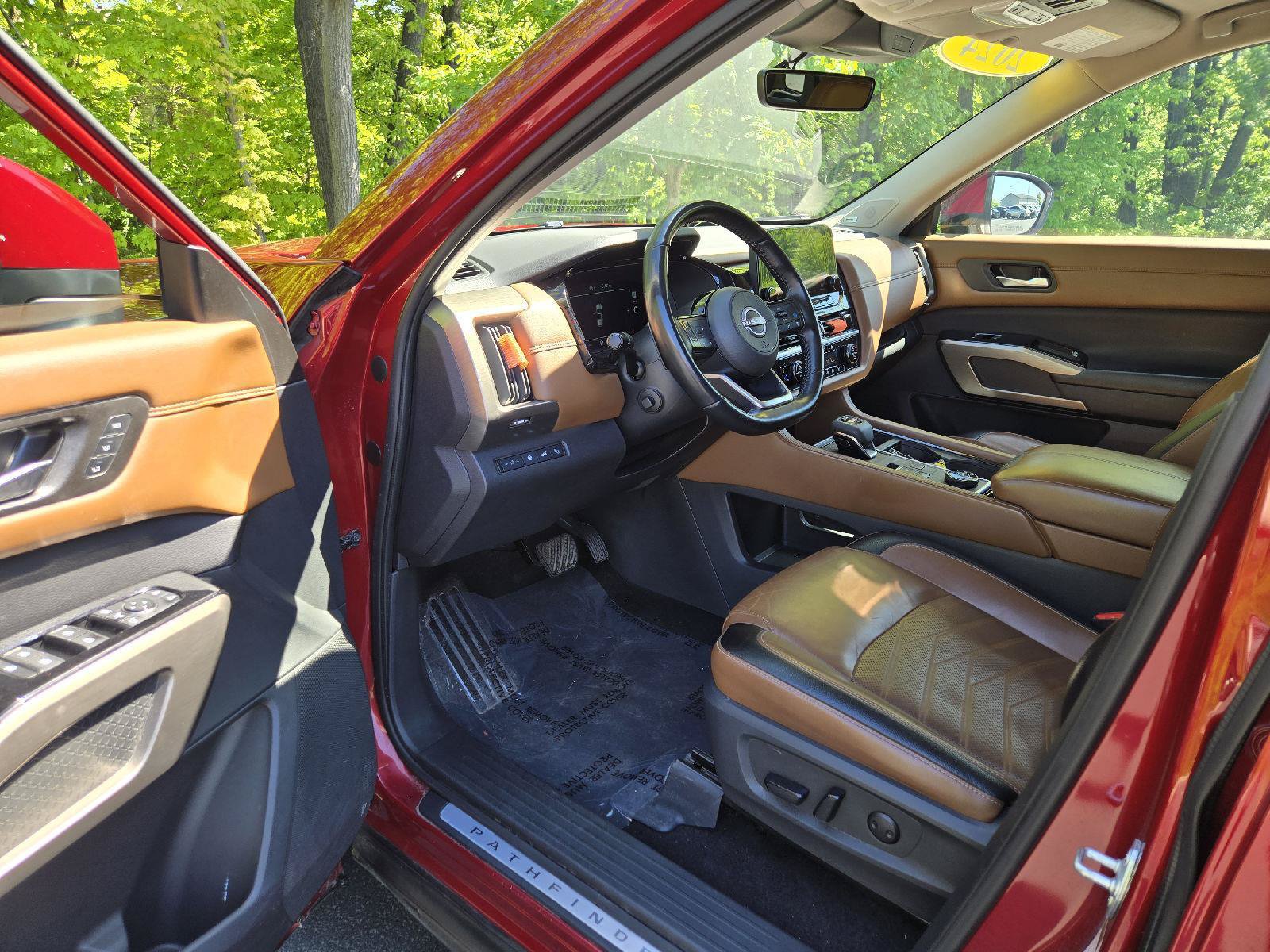 Used 2024 Nissan Pathfinder Platinum w/ Cargo Package AWD/4WD image 12