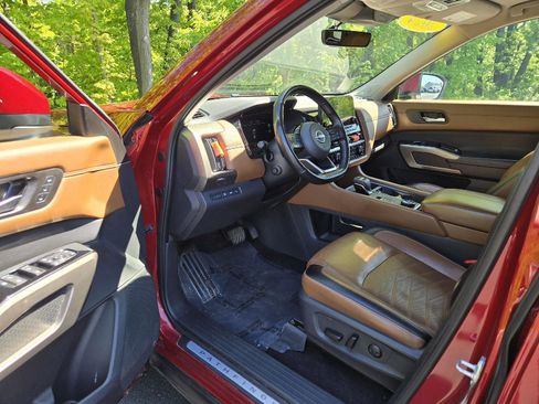 Used 2024 Nissan Pathfinder Platinum w/ Cargo Package AWD/4WD image 12
