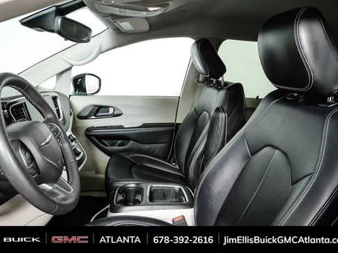 Used 2024 Chrysler Pacifica Touring-L FWD image 5