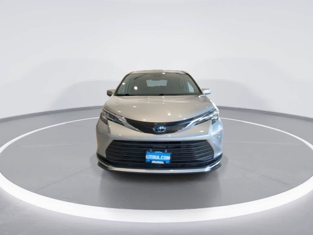 Used 2023 Toyota Sienna LE AWD/4WD image 3