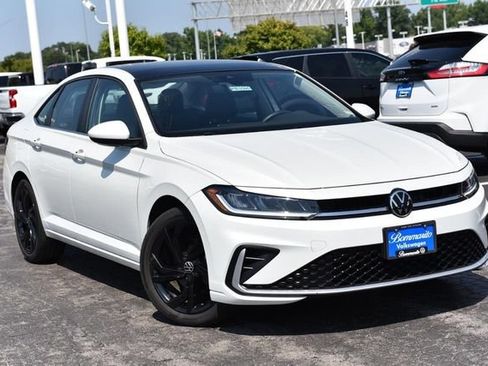 Used 2025 Volkswagen Jetta SE w/ Sunroof Package FWD image 2