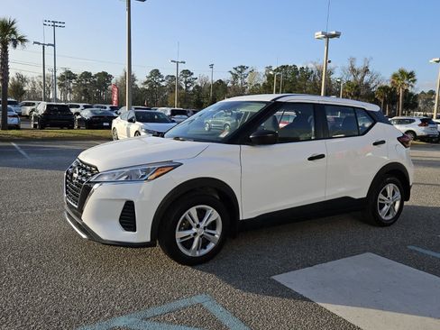Used 2022 Nissan Kicks S image 2