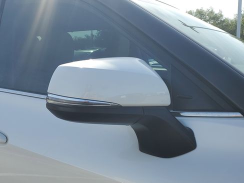 Used 2024 Toyota Highlander XLE image 7