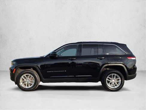 Used 2023 Jeep Grand Cherokee Laredo image 9