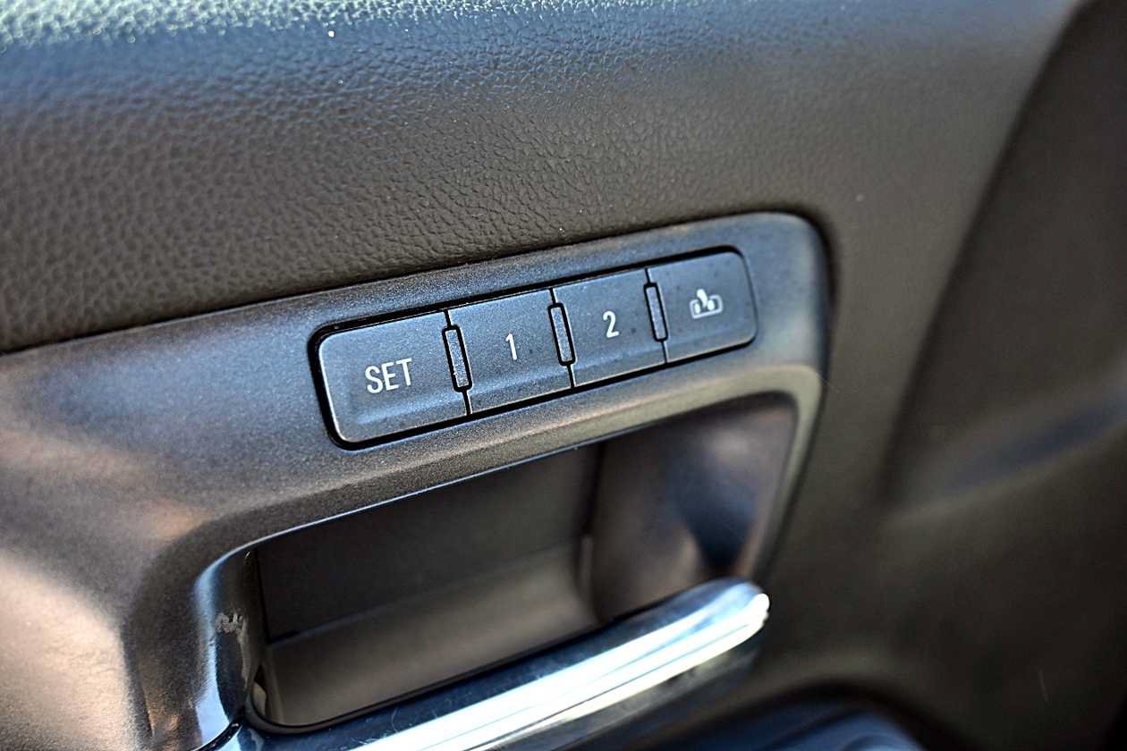 Used 2015 Chevrolet Silverado 3500 LTZ w/ LTZ Plus Package AWD/4WD image 18