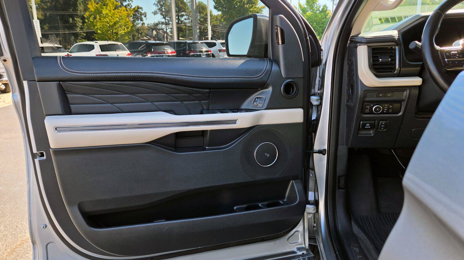 Used 2023 Ford Expedition Max Platinum AWD/4WD image 19
