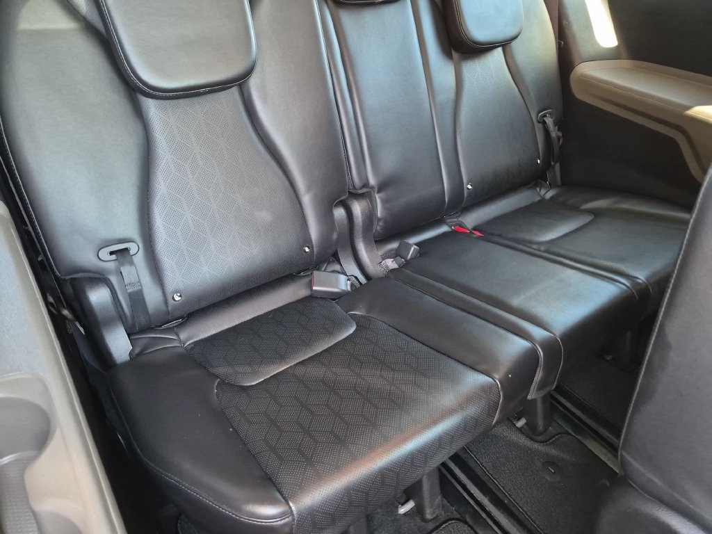 Used 2025 Kia Carnival FWD image 29