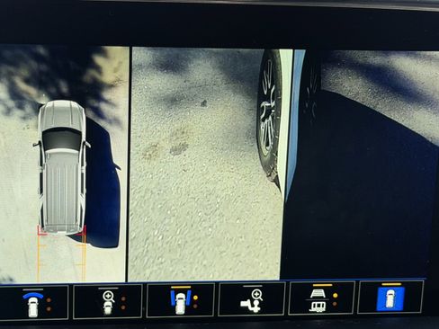 Used 2023 GMC Yukon XL AT4 w/ Technology Package image 8