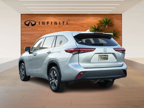 Used 2022 Toyota Highlander XLE image 5