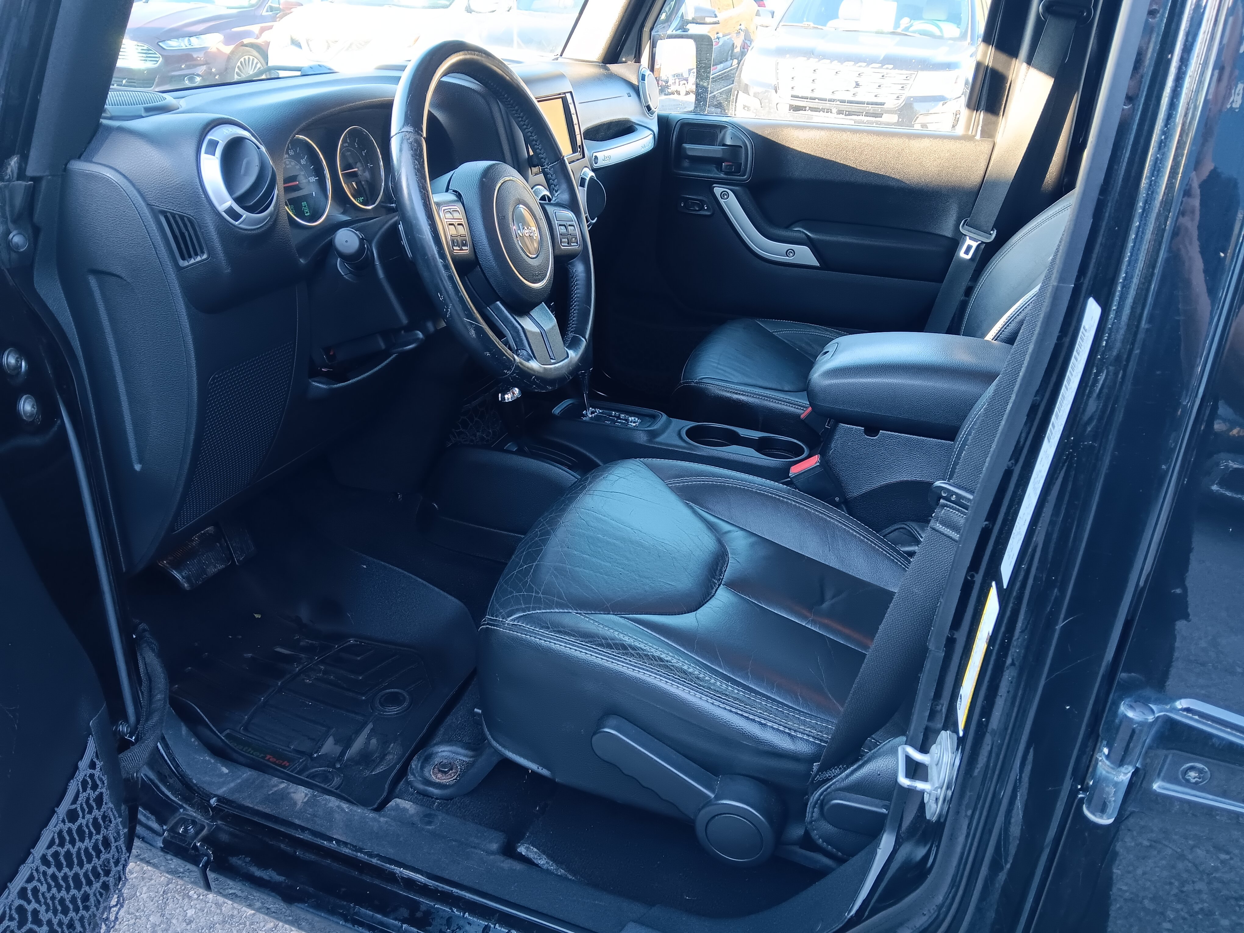 Used 2015 Jeep Wrangler Unlimited Sahara w/ Connectivity Group AWD/4WD image 8