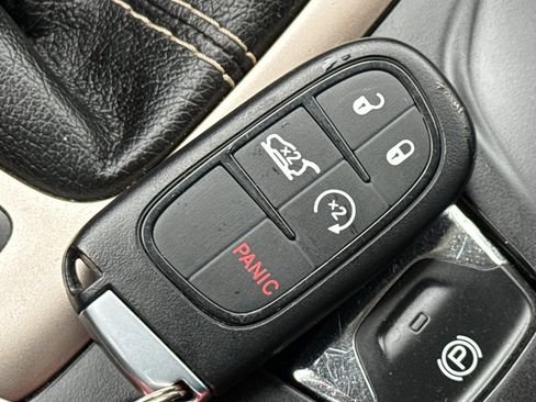 Used 2016 Jeep Cherokee Latitude w/ Comfort/Convenience Group image 37