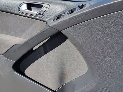 Used 2015 Volkswagen Tiguan S image 12