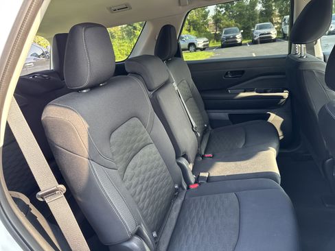 Used 2024 Nissan Pathfinder S image 29