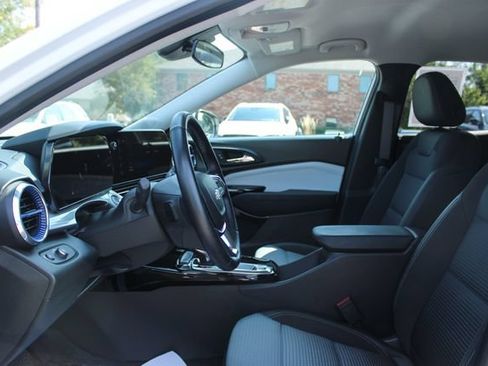 Used 2024 Chevrolet Trax LT w/ Driver Confidence Package FWD image 12