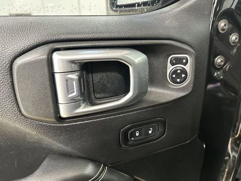 Used 2020 Jeep Wrangler Unlimited Sahara image 16