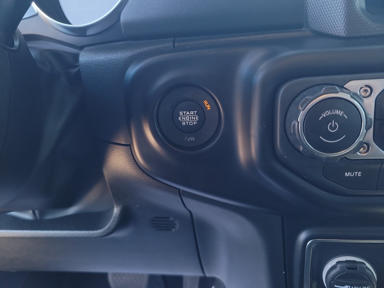 Used 2022 Jeep Wrangler Unlimited Rubicon 4xe w/ Cold Weather Group AWD/4WD image 19