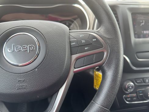 Used 2019 Jeep Cherokee Latitude w/ Popular Appearance Group AWD/4WD image 27
