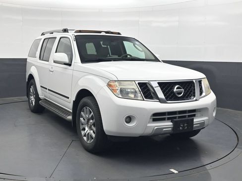 Used 2010 Nissan Pathfinder LE w/ Navigation Pkg AWD/4WD image 2