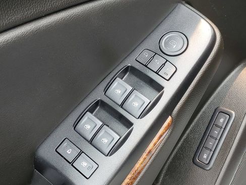 Used 2020 Chevrolet Suburban Premier w/ Premier 6.2L Value Package AWD/4WD image 11