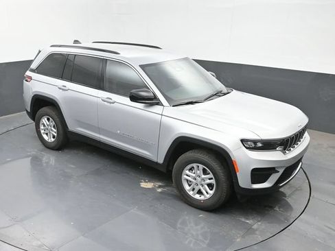 Used 2025 Jeep Grand Cherokee Laredo AWD/4WD image 41