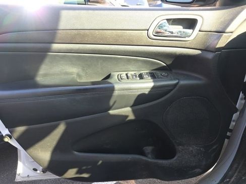 Used 2017 Jeep Grand Cherokee Altitude image 13