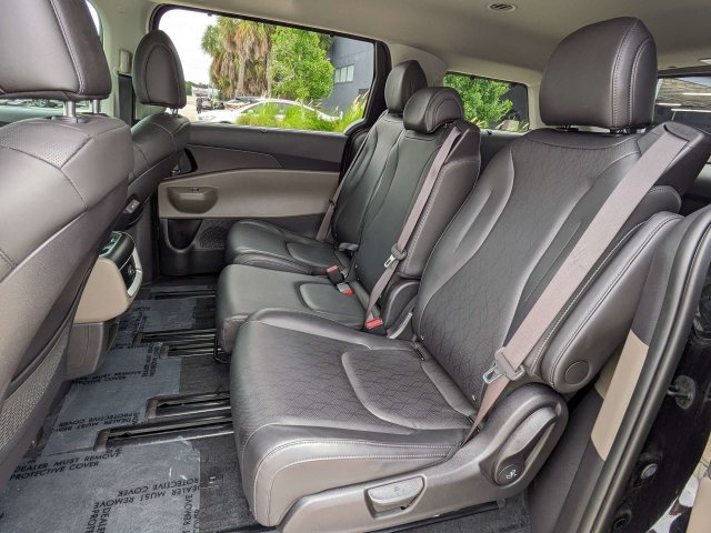 Used 2025 Kia Carnival EX FWD image 15