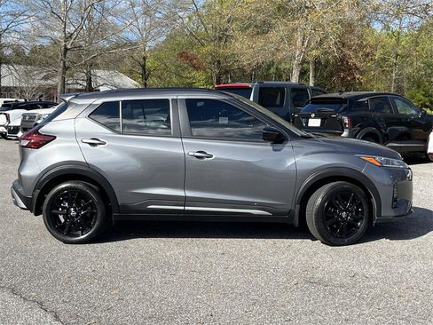 Used 2023 Nissan Kicks SR image 2