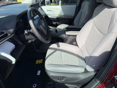 Certified 2025 Toyota Sienna LE image 19