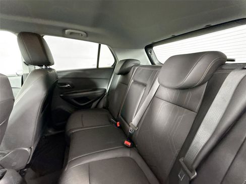 Used 2022 Chevrolet Trax LT w/ LT Convenience Package image 27