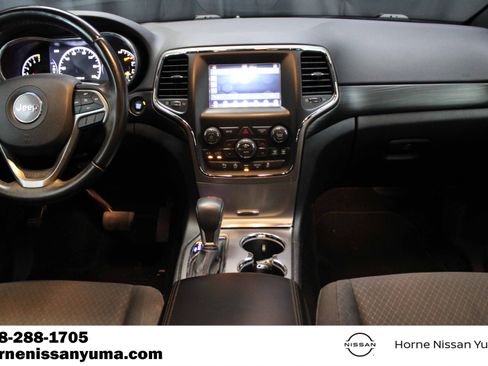 Used 2019 Jeep Grand Cherokee Laredo AWD/4WD image 12