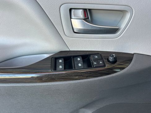 Certified 2018 Toyota Sienna XLE w/ XLE Navigation Package FWD image 12