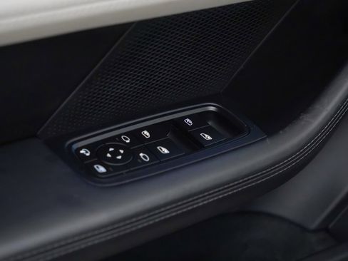 Used 2022 Porsche Taycan 4S w/ Premium Package image 24