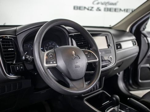 Used 2018 Mitsubishi Outlander ES FWD image 25