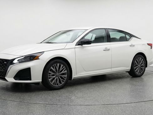 Used 2025 Nissan Altima 2.5 SV image 3