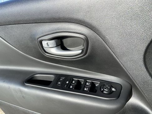 Used 2023 Jeep Renegade Latitude AWD/4WD image 48